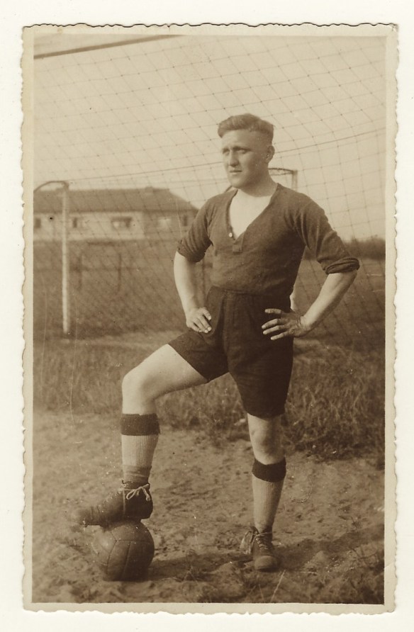 A Pictorial History of SOCCER(サッカー写真史)希少 PORTRAIT OF A SCRAPPY SOCCER PLAYER FROM THE 1920'S (VINTAGE REAL