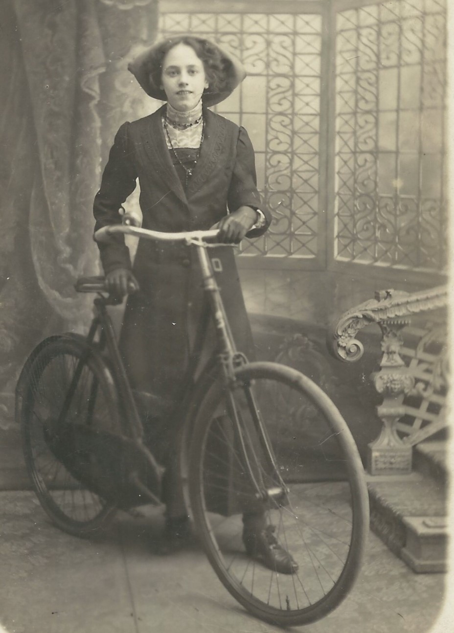 2020-04-11_171140 BIKE GIRL3