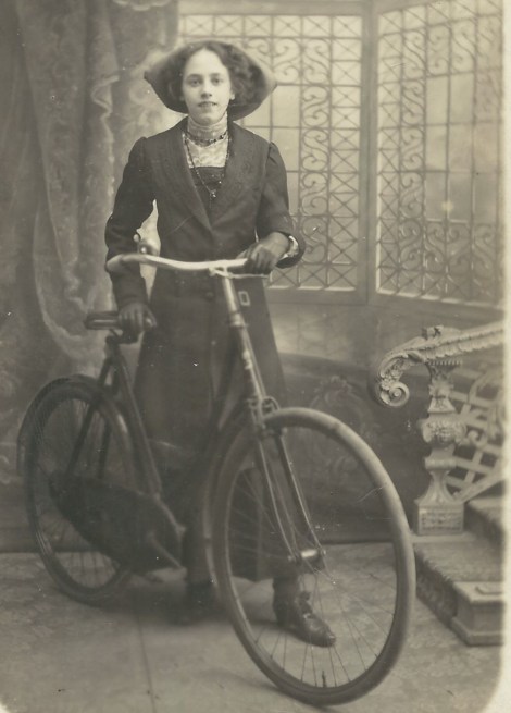 2020-04-11_171140 BIKE GIRL3