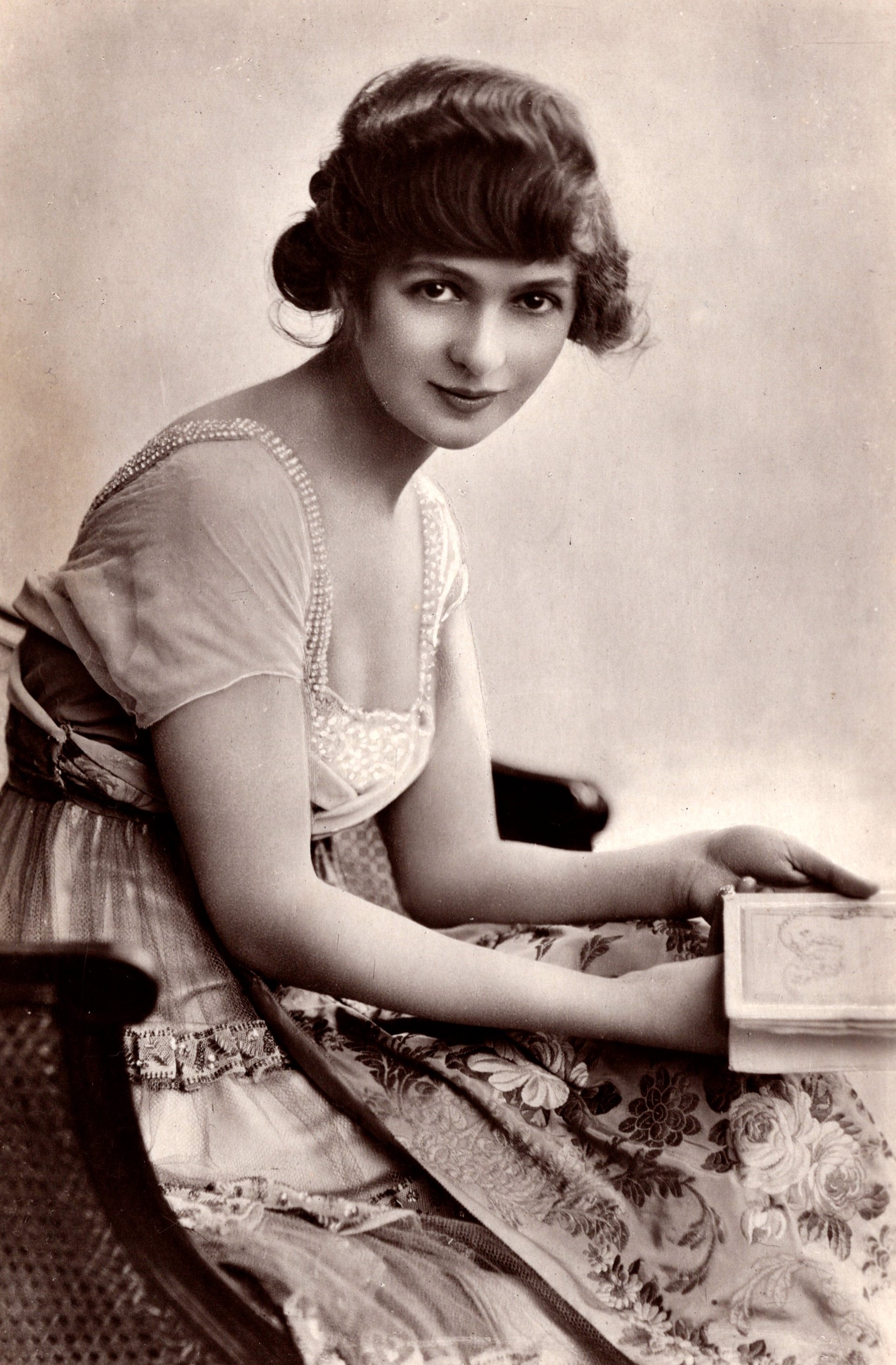 julia james 340n_0003 THE CABINET CARD GALLERY