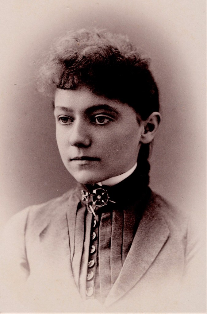 This image has an empty alt attribute; its file name is lizzie-2.jpg